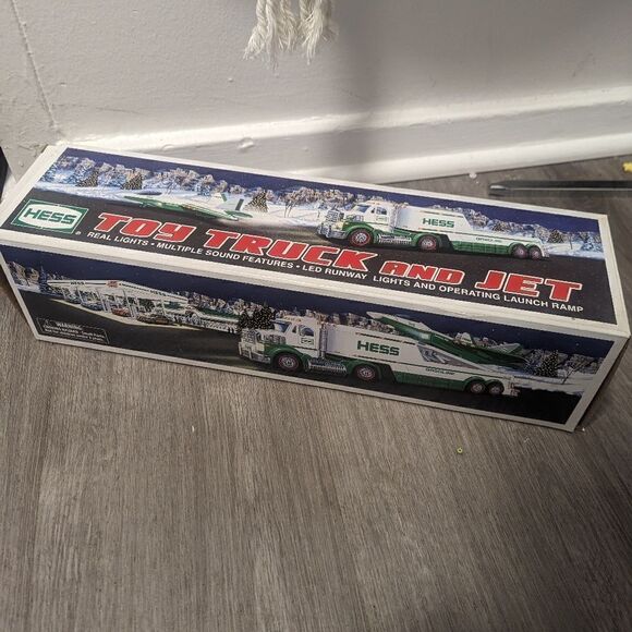 BNIB! 2010 Hess Toy Truck & Jet Set Collectible - Picture 1 of 4